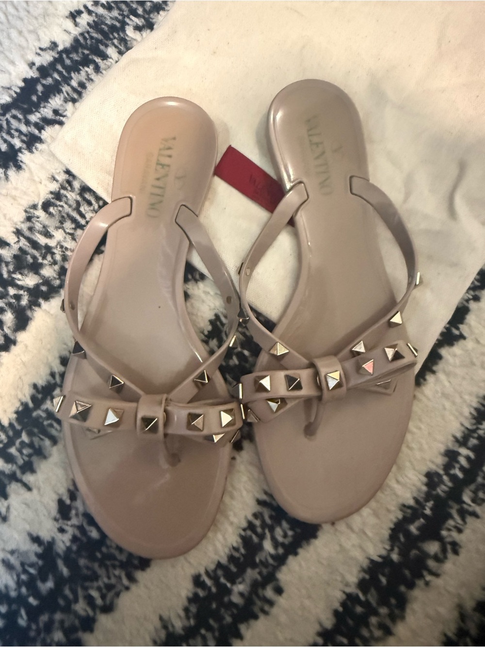 Valentino Rockstud Bow Jelly Thong Sandals in nude - Picture 5 of 5